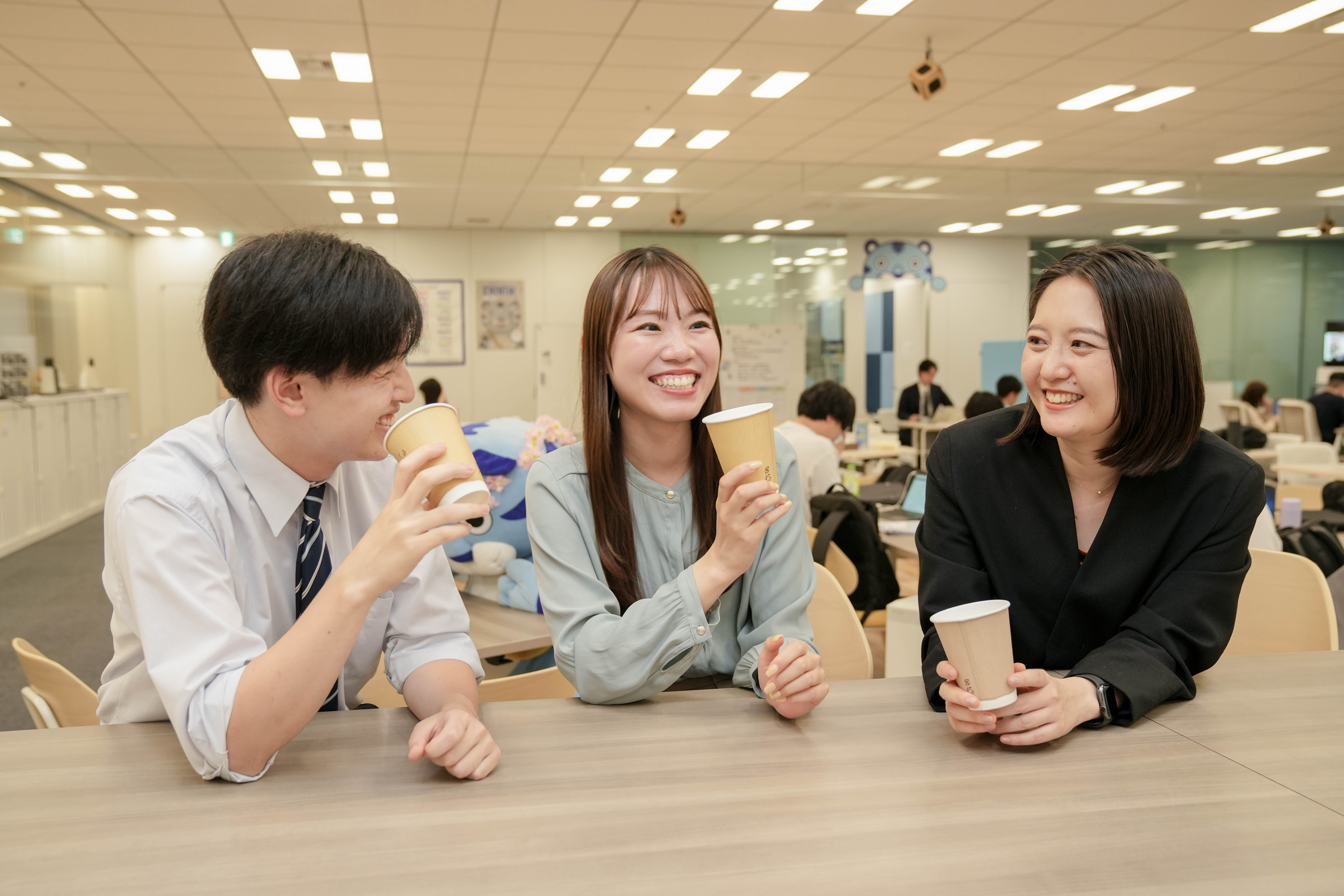 カフェエリアのイメージ2。軽食を摂りながら作業や会議が可能。雑談や気軽な相談が部署の垣根を越えて見受けられるエリア