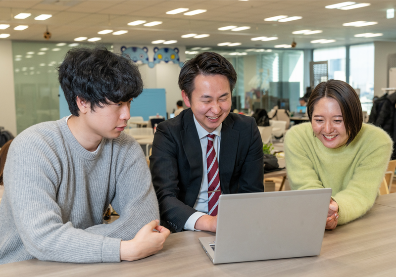 カフェエリアのイメージ2。軽食を摂りながら作業や会議が可能。雑談や気軽な相談が部署の垣根を越えて見受けられるエリア