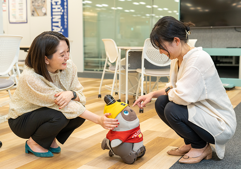 LOVOTが歩き回る様子